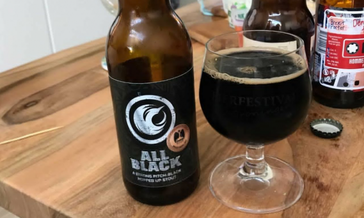 All black  All black stout bier van Stanislaus Brewskovitch flesje en glas op tafel